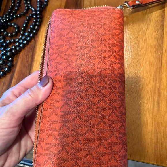 Michael Kors Signature jet set wallet - Picture 1 of 7